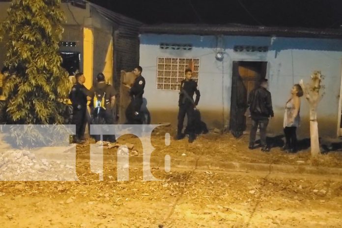 Foto: En Estelí, joven muere tras caer de un techo y los testigos intentan salvarlo/ TN8 Foto: En Estelí, joven muere tras caer de un techo y los testigos intentan salvarlo/ TN8