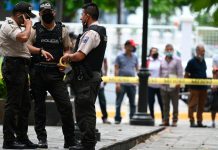 «Terrible» Encuentran dos muertos frente a una iglesia en Ecuador Foto: Autoridades investigan crimen en Ecuador/Cortesía