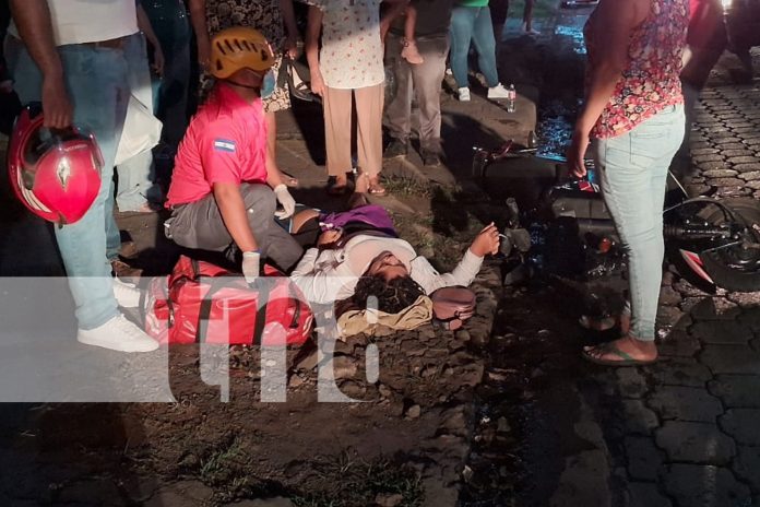 Foto:Conducir bajo los efectos del alcohol provoca fuerte accidente en El Güegüense, Managua. Cuatro personas lesionadas y vehículos involucrados./TN8 Foto:Conducir bajo los efectos del alcohol provoca fuerte accidente en El Güegüense, Managua. Cuatro personas lesionadas y vehículos involucrados./TN8