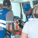 Fuerte accidente en el Carlos Marx deja dos jóvenes lesionados de gravedad Foto: Grave accidente en el barrio Carlos Marx: una motocicleta impactó contra una camioneta dejando a dos personas con fuertes lesiones./TN8