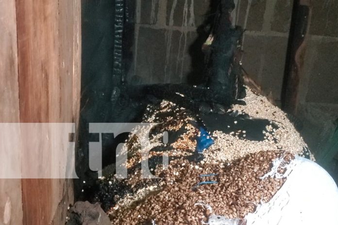 Foto: Incendio en el barrio 18 de Mayo, Estelí : Bomberos y Cruz Blanca logran sofocar las llamas, evitando una tragedia mayor. /TN8Foto: Incendio en el barrio 18 de Mayo, Estelí : Bomberos y Cruz Blanca logran sofocar las llamas, evitando una tragedia mayor. /TN8 Foto: Incendio en el barrio 18 de Mayo, Estelí : Bomberos y Cruz Blanca logran sofocar las llamas, evitando una tragedia mayor. /TN8