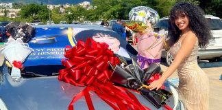 Foto: Hondureña se autorregala un carro al graduarse /Cortesía