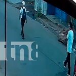 Captan impactante robo con machete en pleno barrio El Recreo Foto: Delincuente y cómplice asaltan a una víctima en El Recreo a plena luz del día. Vecinos piden mayor presencia policial en la zona. /TN8