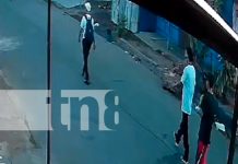 Captan impactante robo con machete en pleno barrio El Recreo Foto: Delincuente y cómplice asaltan a una víctima en El Recreo a plena luz del día. Vecinos piden mayor presencia policial en la zona. /TN8
