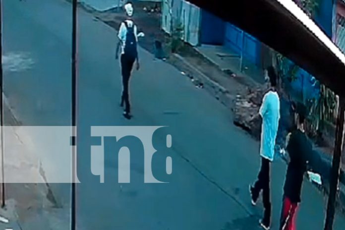 Foto: Delincuente y cómplice asaltan a una víctima en El Recreo a plena luz del día. Vecinos piden mayor presencia policial en la zona. /TN8 Foto: Delincuente y cómplice asaltan a una víctima en El Recreo a plena luz del día. Vecinos piden mayor presencia policial en la zona. /TN8