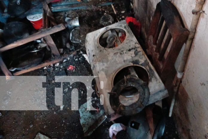 Foto: Un incendio en Santa Teresa sorprendió a los vecinos, pero la rápida respuesta de los bomberos evitó tragedias mayores. /TN8 Foto: Un incendio en Santa Teresa sorprendió a los vecinos, pero la rápida respuesta de los bomberos evitó tragedias mayores. /TN8