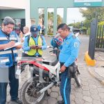 Camión vs motocicleta: La imprudencia deja una pierna fracturada en Bello Horizonte Foto: Accidente en Bello Horizonte: Motociclista impacta contra camión que giró en U. Su pierna estaba desangrándose, según testigos./TN8