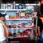 Comerciantes reportan aumento de ventas nocturnas en puestos de pólvora de Nandaime Foto: "Ventas de pólvora aumentan tras las 7 PM en Nandaime. Comerciantes ofrecen paquetes accesibles para disfrutar una Navidad en paz. /TN8