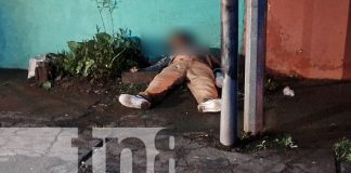 Foto:Un hombre fue hallado sin vida en una calle de Villa Venezuela. La Policía Nacional investiga si fue una caída mortal o algo más. /TN8