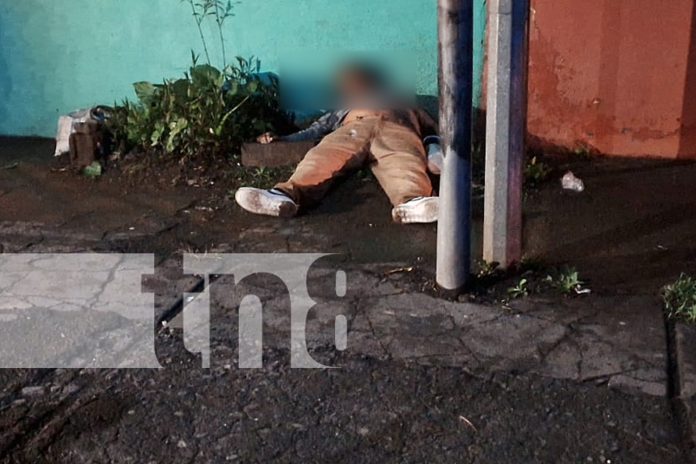 Foto:Un hombre fue hallado sin vida en una calle de Villa Venezuela. La Policía Nacional investiga si fue una caída mortal o algo más. /TN8 Foto:Un hombre fue hallado sin vida en una calle de Villa Venezuela. La Policía Nacional investiga si fue una caída mortal o algo más. /TN8