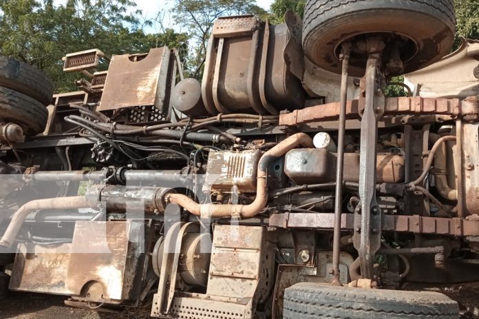 Foto: Cámaras captan el momento en que una grúa pierde el control tras cruzar un charco en la pista Mayoreo-Ciudad Belén. ¡Precaución al manejar! /TN8