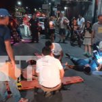 ¡Caída fulminante! Dos personas lesionadas luego de perder el control de su motocicleta en Managua Foto: Un resbalón inesperado en la carretera de Managua deja a un motociclista y su acompañante con serias lesiones./TN8