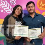 Autoridades del CUR UNA premian la excelencia académica con emotiva ceremonia Foto: ¡Excelencia en Juigalpa! Estudiantes del CUR UNA reciben reconocimiento por su destacado desempeño académico./TN8