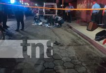 Choque mortal en Managua: Impacto entre ambulancia y motos termina en incendio fatal Foto: Choque fatal: Ambulancia colisiona con motocicletas en Villa Vulgaria, Managua El conductor murió calcinado y la acompañante/TN8