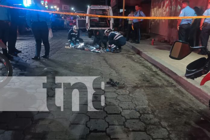 Foto: Choque fatal: Ambulancia colisiona con motocicletas en Villa Vulgaria, Managua El conductor murió calcinado y la acompañante/TN8 Foto: Choque fatal: Ambulancia colisiona con motocicletas en Villa Vulgaria, Managua El conductor murió calcinado y la acompañante/TN8