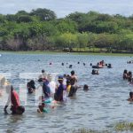 Familias nicaragüenses disfrutan de la Laguna de Xiloá este 25 de diciembre