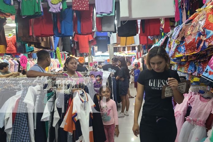 Foto: Emprendedores y familias aprovechan ofertas de ropa en El Oriental durante las festividades/ TN8 Foto: Emprendedores y familias aprovechan ofertas de ropa en El Oriental durante las festividades/ TN8