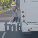 ¡Se colgó como mono de la ventana de un bus en la Carretera Nueva a León! Foto: Hombre guindado de un bus en la Carretera Nueva a León / TN8