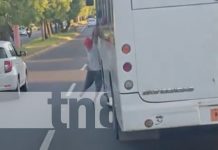 ¡Se colgó como mono de la ventana de un bus en la Carretera Nueva a León! Foto: Hombre guindado de un bus en la Carretera Nueva a León / TN8