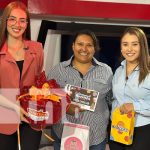 Doña Karla es una de las ganadoras con La Adivinanza Navideña de Crónica TN8 Foto: Crónica TN8 premia a sus televidentes / TN8