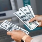 ¿Qué implica la nueva medida del Banco Central de Nicaragua sobre los dólares y córdobas? Foto: Persona sujetando dólares