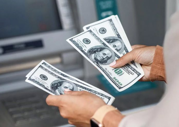 Foto: Persona sujetando dólares Foto: Persona sujetando dólares