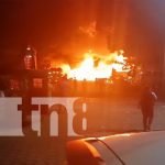 ¡Llamas en El Mayoreo! Bus choca contra bomba de una gasolinera Foto: Incendio en terminal de buses del Mayoreo, en Managua / TN8