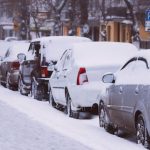 Pareja es arrestada por dejar a su hija sola en un auto con frío extremo en Estados Unidos