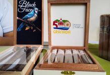 Emprendedores ofrecen productos alusivos a los 500 años de Granada Foto: Productos alusivos a los 500 años de Granada / TN8