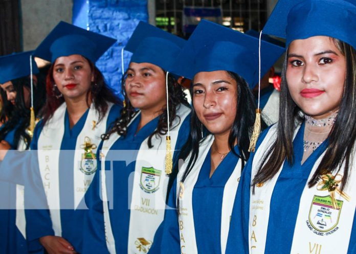 Foto: Graduación de secundaria a distancia en el campo desde Masaya / TN8