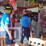 Bomberos inspeccionan tramos en el Mercado Róger Deshon de Managua Foto: Inspección de bomberos en el Mercado Roger Deshon, Managua / TN8
