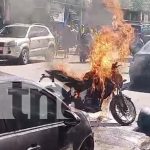 Motocicleta agarra fuego por recalentamiento en Ciudad Sandino, Managua