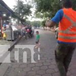 ¿Y los padres? Niño escapa de morir aplastado por camioneta en Managua (VIDEO) Foto: Casi ocurre una tragedia con un niño en Managua / TN8