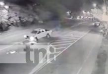 Imágenes desgarradoras: motociclistas impactan contra camioneta en Carretera vieja a León Foto: Brutal accidente en la Carretera Vieja a León / TN8