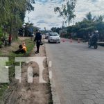 Conductor ebrio pierde el control de su motocicleta  y se estrella contra un poste en Jalapa Foto:Un motociclista ebrio en Jalapa chocó contra un poste al intentar evadir un retén policial. Su acompañante, menor de edad, resultó herido/TN8