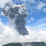 Erupción en el volcán «El monte Ibu» de Indonesia Foto: Erupción del monte Ibu en Indonesia /Cortesía
