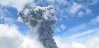 Foto: Erupción del monte Ibu en Indonesia /Cortesía