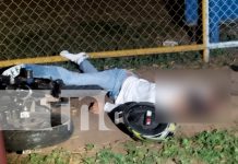 Tragedia en Managua: Joven muere tras impactar su motocicleta contra un árbol Foto: Accidente mortal en Managua Policía Nacional realiza investigaciones para esclarecer el hecho que dejó a un joven sin vida./TN8