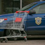 Carrito de supermercado vs. coche policial: La peculiar respuesta de un oficial Foto: Carrito de supermercado vs. coche policial: La peculiar respuesta de un oficial / Cortesía