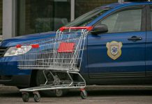 Carrito de supermercado vs. coche policial: La peculiar respuesta de un oficial Foto: Carrito de supermercado vs. coche policial: La peculiar respuesta de un oficial / Cortesía