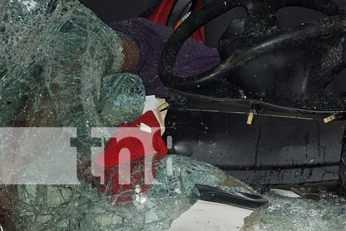 Foto: Tres vidas perdidas en un trágico accidente en Las Ceibas, Chontales. Un padre, su hijo y una pasajera no sobrevivieron al violento choque/TN8 Foto: Tres vidas perdidas en un trágico accidente en Las Ceibas, Chontales. Un padre, su hijo y una pasajera no sobrevivieron al violento choque/TN8