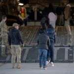 Migrantes deportados a Ecuador: «Fuimos tratados peor que animales» Foto: Ecuador recibe a connacionales deportados /cortesía