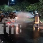 Intentó esquivar a peatones y volcó su vehículo en Villa San Jacinto, Managua Foto: Bomberos evitan tragedia | Un vehículo derramó combustible tras volcarse en Managua. Autoridades investigan el caso./TN8