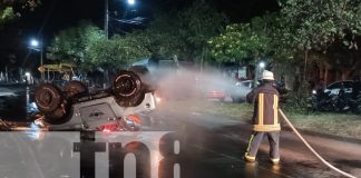 Foto: Bomberos evitan tragedia | Un vehículo derramó combustible tras volcarse en Managua. Autoridades investigan el caso./TN8