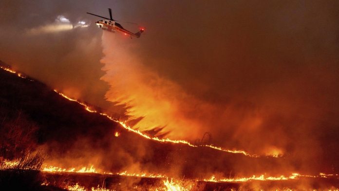 2 Foto: Incendios históricos devastan Los Ángeles y alrededores