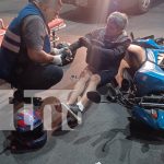 Motociclistas resultan lesionados al realizar una mala maniobra en Managua Foto: Motociclistas resultan lesionados al realizar una mala maniobra en Managua/TN8