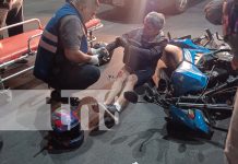 Motociclistas resultan lesionados al realizar una mala maniobra en Managua Foto: Motociclistas resultan lesionados al realizar una mala maniobra en Managua/TN8