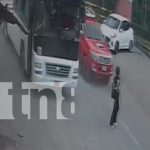 Joven se salva de milagro tras ser atropellada en Sábana Grande, Managua Foto: Joven se salva de milagro tras ser atropellada en Sábana Grande, Managua/TN8