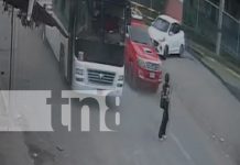 Joven se salva de milagro tras ser atropellada en Sábana Grande, Managua Foto: Joven se salva de milagro tras ser atropellada en Sábana Grande, Managua/TN8
