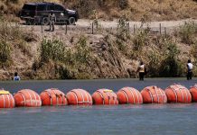 Texas fortalece su ‘muro flotante’ con nuevas boyas sobre el río Bravo Foto: Texas refuerza su 'muro flotante' /Cortesía